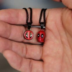 Marvel™ Deadpool Necklace 8 Marvel™ Deadpool Necklace -Displaygeek Shop deadpoolnekcale dfdb28b4 2647 43f6 92bf 54a907144caa